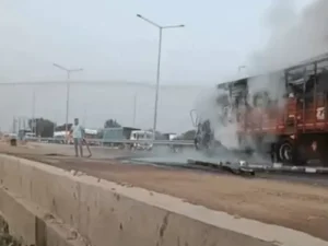 दिल्ली-जयपुर हाईवे पर डंपर से टकराने के बाद कैंटर में लगी भीषण आग, ड्राइवर ने कूदकर बचाई जान