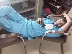 रेवाड़ी में डायलिसिस के दौरान लापरवाही का VIDEO: मरीज का इलाज छोड़ सोता दिखा कर्मी, नशे के आरोपों से मचा हड़कंप