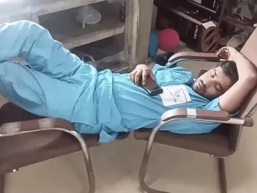 रेवाड़ी में डायलिसिस के दौरान लापरवाही का VIDEO: मरीज का इलाज छोड़ सोता दिखा कर्मी, नशे के आरोपों से मचा हड़कंप