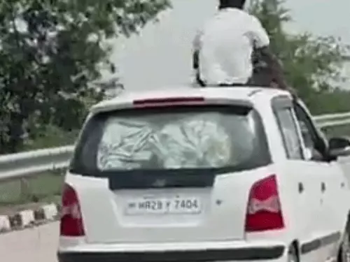 फरीदाबाद में चलती कार की छत पर बैठकर सफर, VIDEO वायरल: ट्रैफिक पुलिस ने ₹14 हजार का चालान काटा
