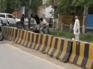 सोनीपत में कोर्ट से लौट रहे दो भाइयों पर हमला: गाड़ी सवार हमलावरों ने लाठी-डंडों से पीटा, VIDEO वायरल
