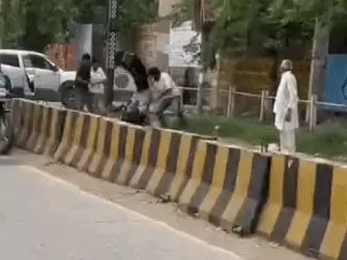सोनीपत में कोर्ट से लौट रहे दो भाइयों पर हमला: गाड़ी सवार हमलावरों ने लाठी-डंडों से पीटा, VIDEO वायरल