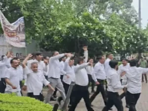 रेवाड़ी में सचिवालय का गेट खोलकर अंदर घुसे वकील: SDM के तबादले की मांग, DC से बोले- अब ज्यादा दिन शांत नहीं रहेंगे