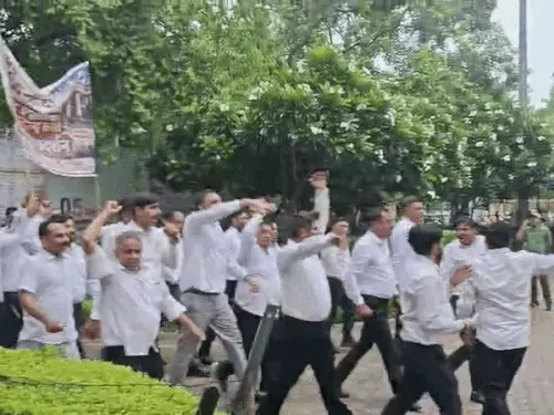 रेवाड़ी में सचिवालय का गेट खोलकर अंदर घुसे वकील: SDM के तबादले की मांग, DC से बोले- अब ज्यादा दिन शांत नहीं रहेंगे