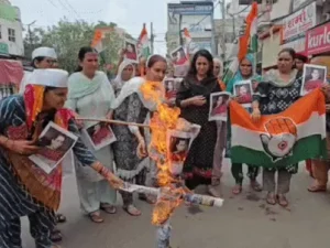 सोनीपत में कंगना रनोट और प्रह्लाद जोशी का पुतला फूंका, महिला कांग्रेस ने छात्राओं के सम्मान को लेकर किया प्रदर्शन