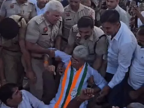 पंचकूला में BJP ऑफिस के बाहर कांग्रेस का प्रदर्शन: प्रदेशाध्यक्ष को पुलिस उठाकर ले गई, गोकुल सेतिया पुलिस से उलझे