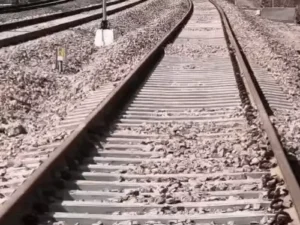 नारनौल में मालगाड़ी की टक्कर से व्यक्ति की मौत: रेलवे ट्रैक पर बिखरे मिले शव के अवशेष, पहचान में जुटी GRP