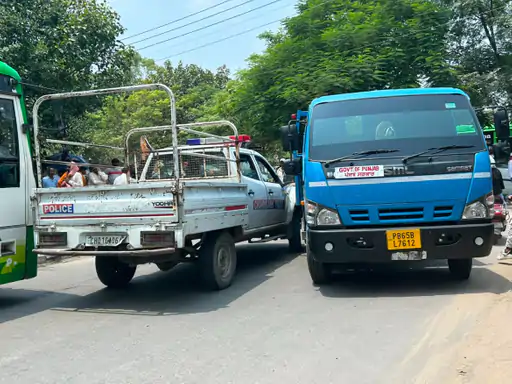 चंडीगढ़ में पुलिस और पंजाब सरकार की गाड़ियों की टक्कर: बीच सड़क 2 घंटे तक हाई-वोल्टेज ड्रामा, दोनों ओर लंबा जाम