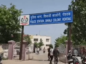 रोहतक में सरपंच और अधिकारियों पर लाठी-डंडों से हमला, पंचायती जमीन पर प्लॉट काटने पहुंचे थे; 3-4 लोग घायल