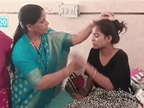 भिवानी अस्पताल में महिला आयोग उपाध्यक्ष के सामने फूट-फूटकर रोई घायल युवती, बोली- इलाज और देखभाल ठीक से नहीं हो रही