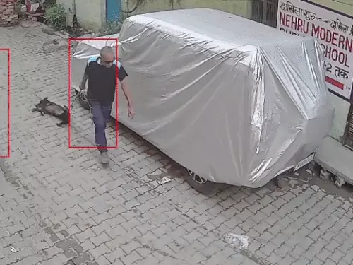 पानीपत में कुत्ते को डंडों से पीटकर अधमरा किया, VIDEO वायरल: विरोध करने पर युवक को धमकी, बोले- ‘हम तो इसी तरह मारेंगे’
