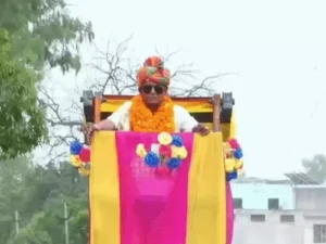 पानीपत में चपरासी की ‘शाही’ रिटायरमेंट विदाई, VIDEO: हाइड्रा क्रेन पर निकली सवारी, थार-स्कॉर्पियो का काफिला; नोटों की माला पहन किया डांस