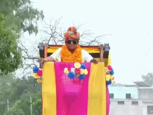 पानीपत में चपरासी की ‘शाही’ रिटायरमेंट विदाई, VIDEO: हाइड्रा क्रेन पर निकली सवारी, थार-स्कॉर्पियो का काफिला; नोटों की माला पहन किया डांस
