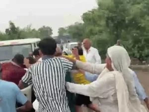 रोहतक में प्लॉटों का निरीक्षण करने गई सरपंच और BLO पर हमला: लाभार्थियों के लिए जमीन चिन्हित करने का विरोध, मारपीट और बदसलूकी का आरोप