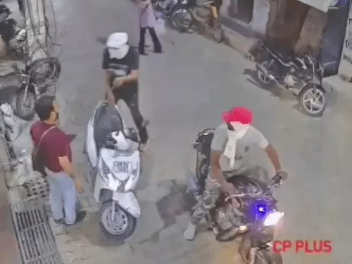 यमुनानगर में ज्वेलर से दिनदहाड़े लूट, CCTV में कैद वारदात; बदमाशों ने पिस्टल की बट मारकर कैश लूटा