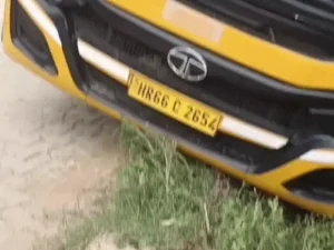 नारनौल में 50 बच्चों से भरी स्कूल बस बड़ा हादसा टला, गड्ढे में धंसे दोनों टायर; लोगों ने सुरक्षित निकाला