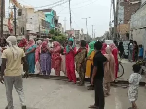 भिवानी में बिजली-पानी संकट पर लोगों का प्रदर्शन: सड़क जाम कर जताया विरोध, बोले- घरों में पीने का पानी तक नहीं
