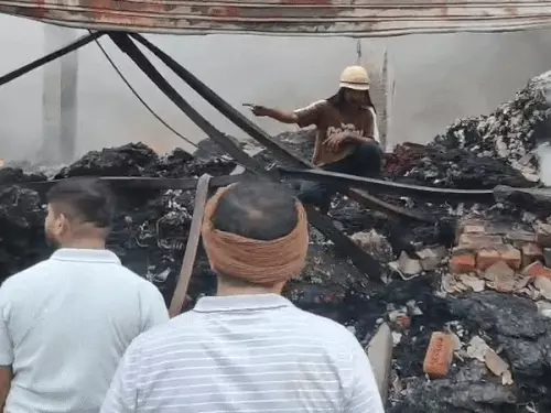 पानीपत की फाइबर फैक्ट्री में भीषण आग: शॉर्ट सर्किट से भड़की लपटें, 60 टन कच्चा माल और मशीनें जलकर राख