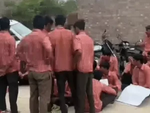 रोहतक में क्लास छोड़ सड़क पर बैठे छात्र: पेपर लीक और बेरोजगारी के विरोध में प्रदर्शन, जंतर-मंतर की कार्रवाई पर भी जताया रोष