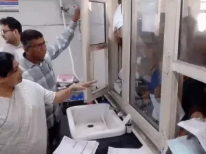 महिला आयोग चेयरपर्सन ने पानीपत सिविल अस्पताल का किया निरीक्षण: मरीजों की लंबी लाइन देख लैब कर्मियों को लगाई फटकार, बोलीं- ‘यहां सब्जी बेच रहे हो?’