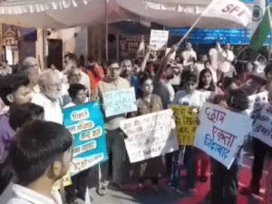रोहतक में अभिभावकों ने बच्चों संग चौक पर काटी रात: दिल्ली पुलिस के खिलाफ नारेबाजी, शिक्षा मंत्री के इस्तीफे की मांग