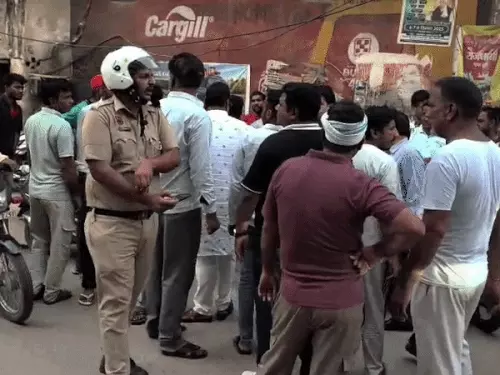 नारनौल में दुकान में घुसकर तोड़फोड़: दुकानदार से मारपीट, महिला के साथ आए युवकों ने बीयर की बोतलों से तोड़े शीशे