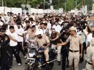 हरियाणा में ₹1 लाख की रेस में उमड़े हजारों खिलाड़ी: मोहित और भारती बने विजेता, 75 वर्षीय बुजुर्ग ने भी लगाई दौड़; CM सैनी भी जीप से उतरकर दौड़े