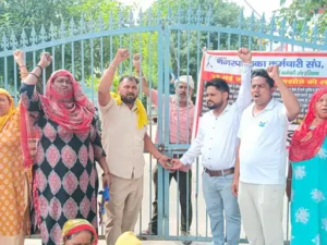 झज्जर में नगर परिषदों के गेट पर जड़ा ताला: सफाईकर्मियों ने काम ठप कराया, जगह-जगह लगे कूड़े के ढेर