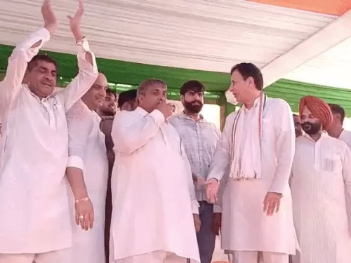 करनाल में सुरजेवाला का सैनी सरकार पर हमला: बोले- हेलीकॉप्टर से उतरकर जमीन पर नहीं आए तो जनता फर्श पर ले आएगी