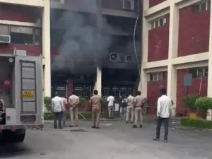 करनाल SDM ऑफिस में शॉर्ट सर्किट से लगी आग: फाइलें-फर्नीचर जलकर राख, शिवरात्रि की छुट्टी के कारण खाली था कार्यालय
