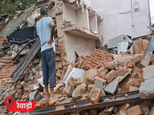 हरियाणा में बारिश का कहर: मकान गिरने से चाची-भतीजा मलबे में दबे, गुरुग्राम में जाम और स्कूल बसें फंसीं; 10 जिलों में अलर्ट