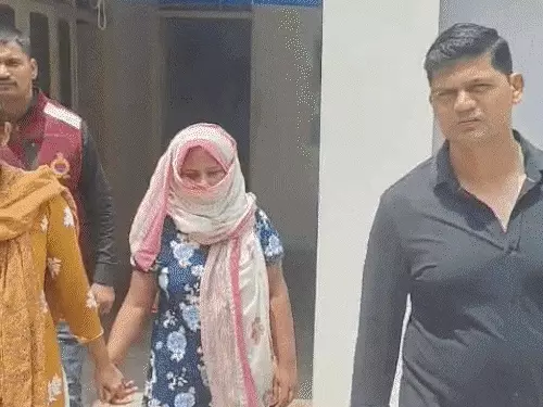 फरीदाबाद में युवक की हत्या का आरोप: शादी से इनकार पर महिला ने चाकू से हमला किया, कमरे में शव छोड़कर फरार होने का दावा