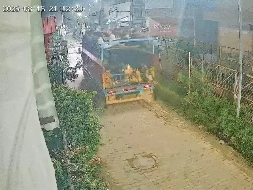 हाईटेंशन लाइन से टकराकर श्रद्धालुओं के कैंटर में लगी आग, VIDEO: बचाने आए रिटायर्ड फौजी की मौत, 20 झुलसे