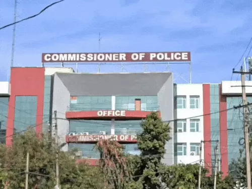 गुरुग्राम के हाई-सिक्योरिटी एंबियंस मॉल के शोरूम में चोरी: टाइटन स्टोर से ₹6.24 लाख की 4 लग्जरी विदेशी घड़ियां चोरी