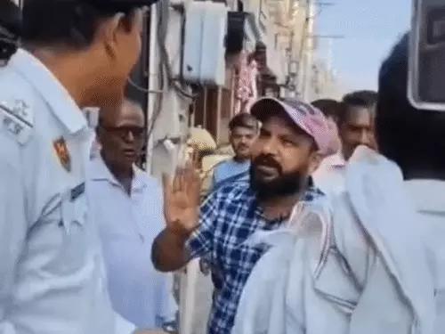 फतेहाबाद में अतिक्रमण हटाने के दौरान दुकानदार और पुलिसकर्मी में बहस, VIDEO वायरल; रेहड़ी वालों से मंथली लेने का आरोप