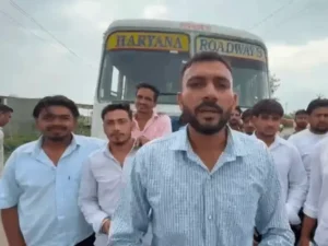 बस सेवा बंद होने पर छात्रों का फूटा गुस्सा: हांसी में रोडवेज बस रोककर प्रदर्शन, बोले- एक हफ्ते से परेशान