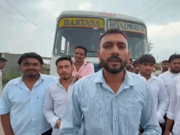 बस सेवा बंद होने पर छात्रों का फूटा गुस्सा: हांसी में रोडवेज बस रोककर प्रदर्शन, बोले- एक हफ्ते से परेशान