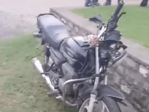 पंचकूला के मोरनी रोड पर कार-बाइक की टक्कर: युवक गंभीर, सड़क पर रेत-बजरी होने से हादसे की आशंका