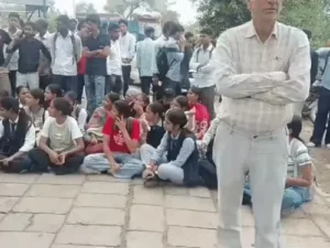 यमुनानगर में स्टूडेंट्स ने पाबनी-सढौरा रोड किया जाम: बसों की कमी से भड़की छात्राएं, बोलीं- कॉलेज पहुंचने में होती है देरी