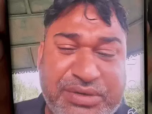 हांसी नगर परिषद कर्मचारी के बेटे ने जहर खाया, VIDEO: बोला- ‘मेरे 3 बच्चे हैं, इन्हें मरते हुए नहीं देखना चाहता’; 13 लोगों पर ब्लैकमेलिंग का आरोप