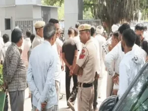 गर्लफ्रेंड से बात करने पर युवक का मर्डर: भिवानी में 10-12 हमलावरों ने सड़क पर घेरकर पीटा; बचाने आए 2 दोस्तों पर भी हमला
