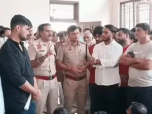 नरेंद्र खत्री हत्याकांड में गिरफ्तारी नहीं होने पर ग्रामीण भड़के: सोनीपत पुलिस ने ₹1 लाख का इनाम किया घोषित; घेराव से पहले चौपाल पहुंचे ACP