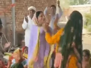 फतेहाबाद में लोकगीतों पर थिरकीं INLD महिला प्रदेश प्रभारी सुनैना चौटाला, बोलीं- नाराज कार्यकर्ताओं को फिर जोड़ेंगे; BJP पर साधा निशाना