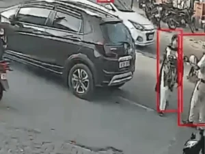 बीच सड़क लेडी ड्राइवर ने होमगार्ड का छीना मोबाइल, VIDEO: जेब्रा क्रॉसिंग पर कार रोकने पर भड़कीं; चेतावनी देकर छोड़ा