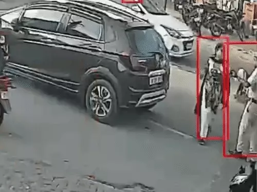 बीच सड़क लेडी ड्राइवर ने होमगार्ड का छीना मोबाइल, VIDEO: जेब्रा क्रॉसिंग पर कार रोकने पर भड़कीं; चेतावनी देकर छोड़ा