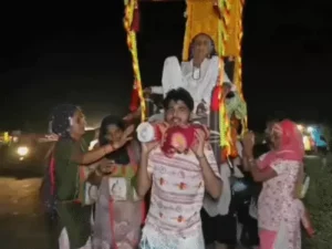 102 वर्षीय दादी के लिए श्रवण कुमार बने पोता-दोहता: पालकी में बैठाकर कराई हरिद्वार यात्रा, बोलीं- भगवान ऐसे बच्चे सबको दे