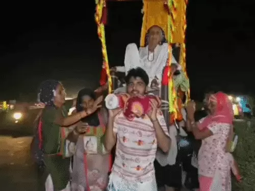 102 वर्षीय दादी के लिए श्रवण कुमार बने पोता-दोहता: पालकी में बैठाकर कराई हरिद्वार यात्रा, बोलीं- भगवान ऐसे बच्चे सबको दे