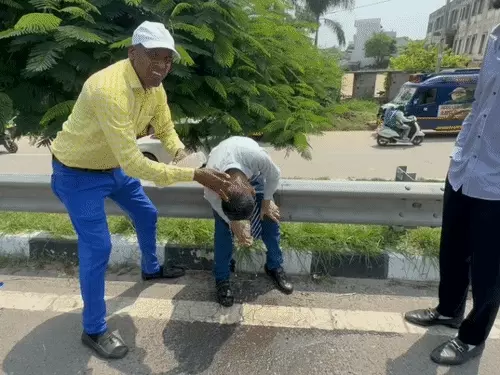 खेल मंत्री की तिरंगा यात्रा में बच्चों की तबीयत बिगड़ी: पलवल में उल्टियां हुईं, गश खाकर गिरे; 3 घंटे देरी से शुरू हुई यात्रा