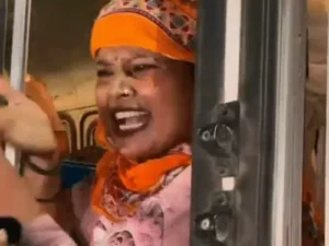 सफाईकर्मियों ने पुलिस पर फेंका कूड़ा, VIDEO: झज्जर में 4 घंटे हंगामा; हिसार में महिला कर्मचारी बोली- ‘बलात्कारियों पर दिखाओ दम’