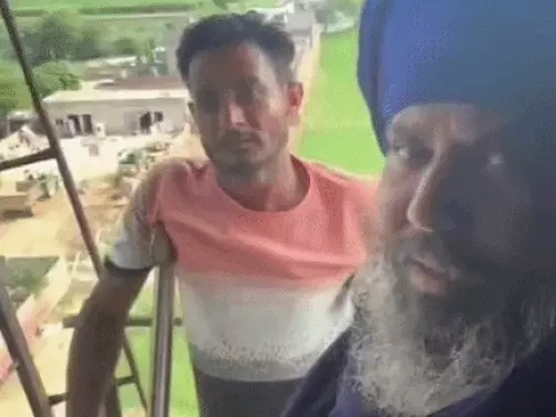 सिरसा में मुआवजे को लेकर टंकी पर चढ़े 2 किसान, VIDEO: बोले- प्रशासन ने समझौता तोड़ा, मांग नहीं मानी तो करेंगे बड़ा फैसला